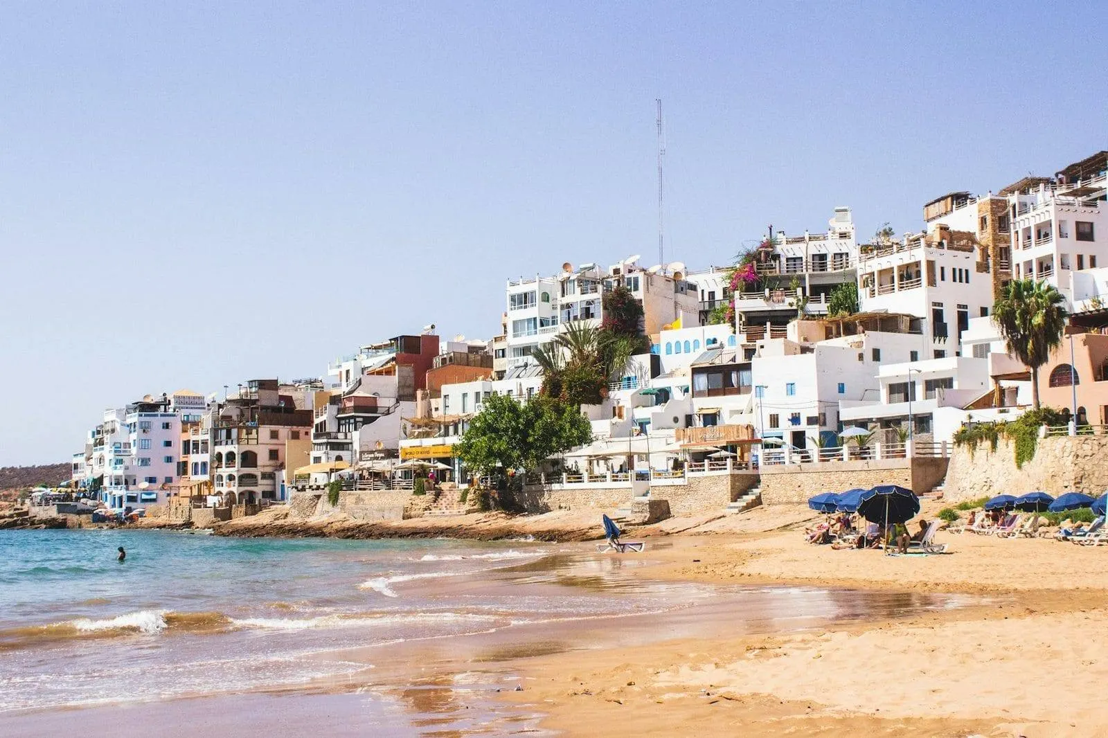 Taghazout — maisons blanches face à la mer