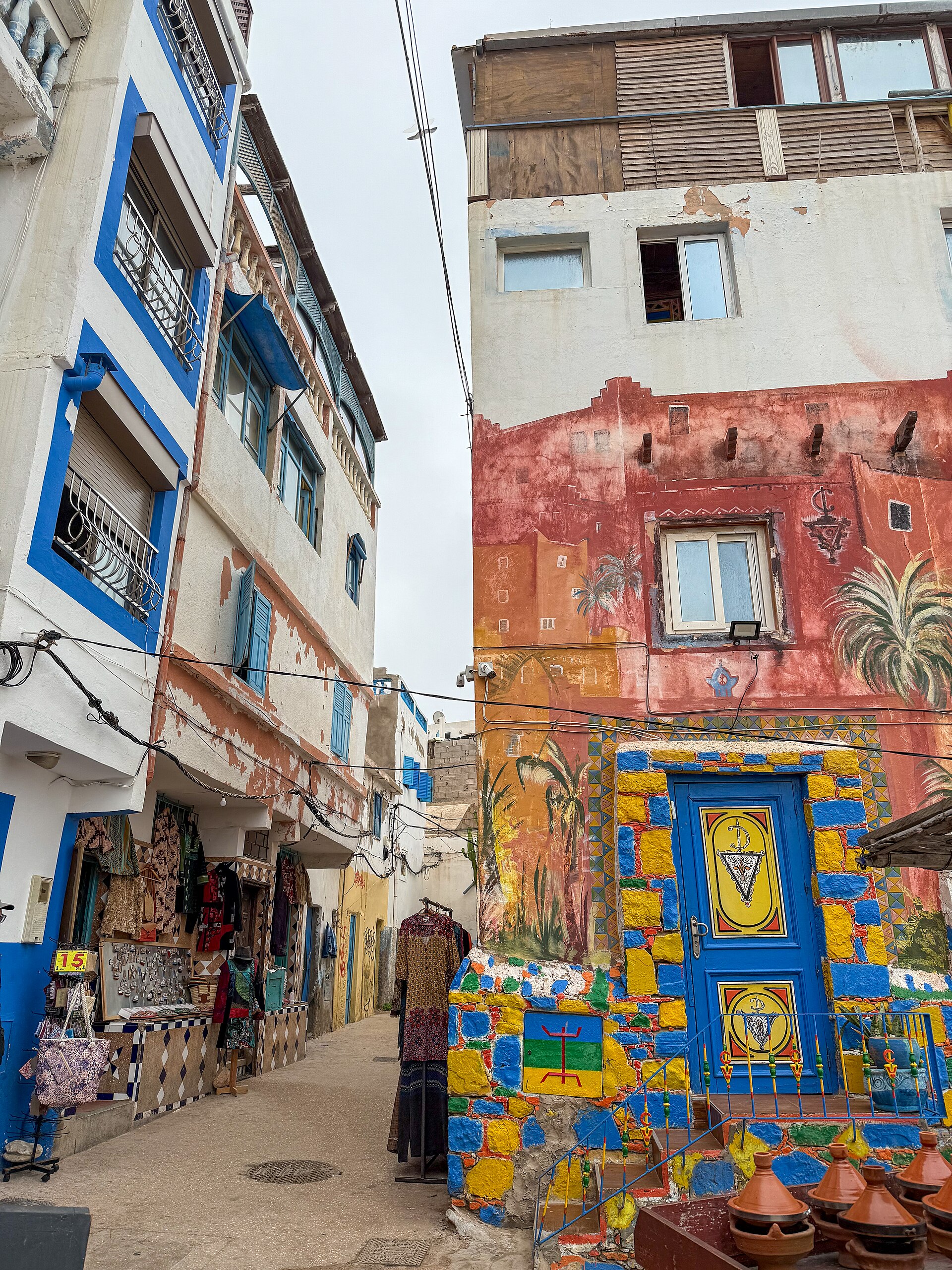 Accueil Taghazout — ruelle colorée du village