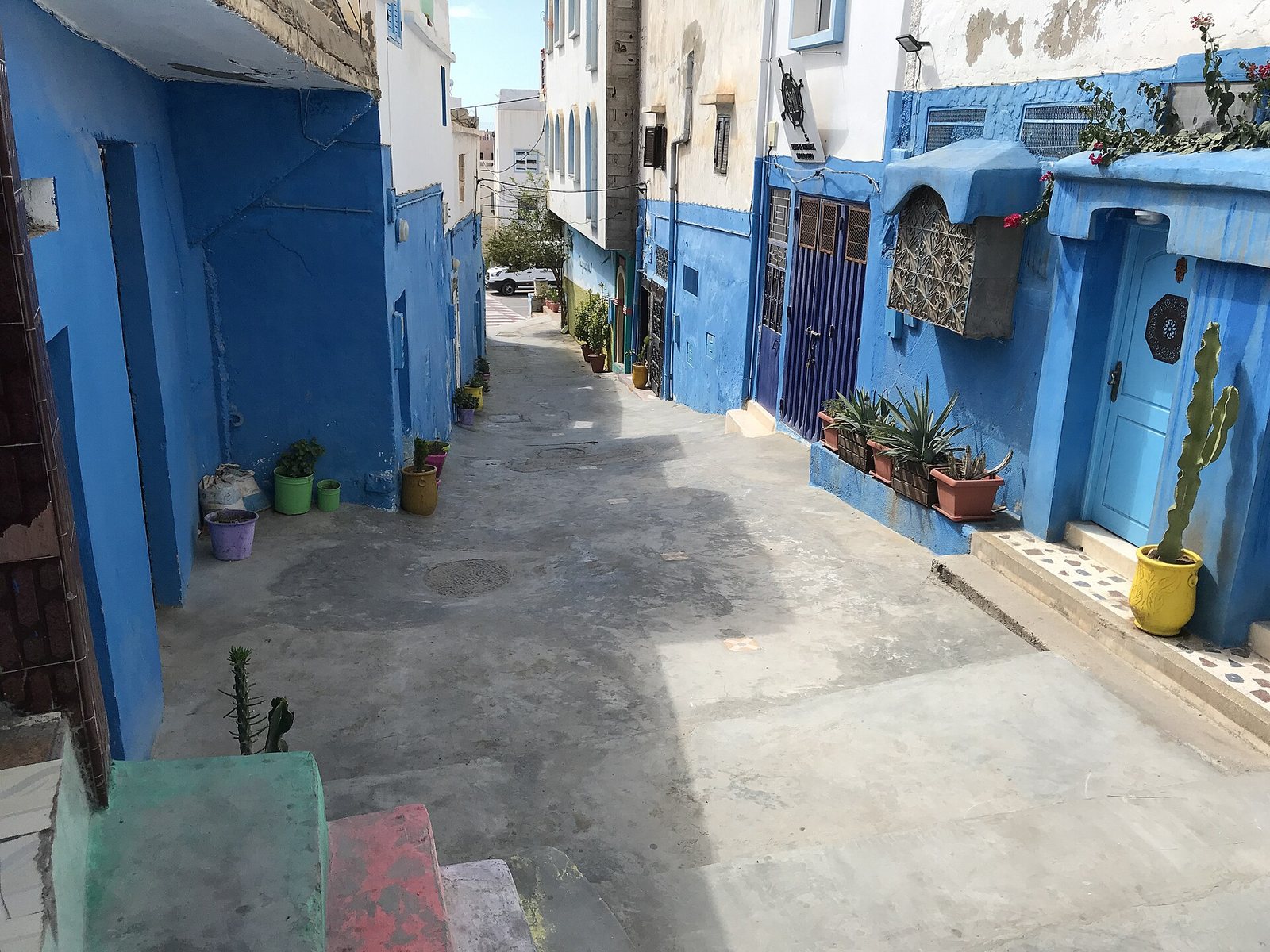 Ruelle bleue et blanche — village coloré Taghazout